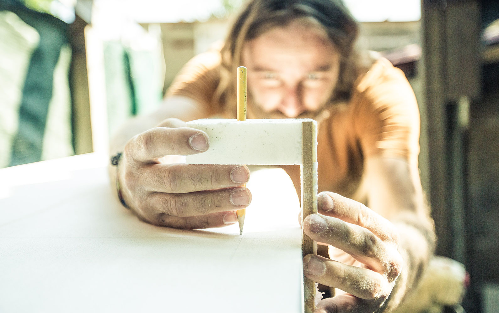 marc-iomal-artigiano-shaper-mentre-realizza-una-tavola-da-surf